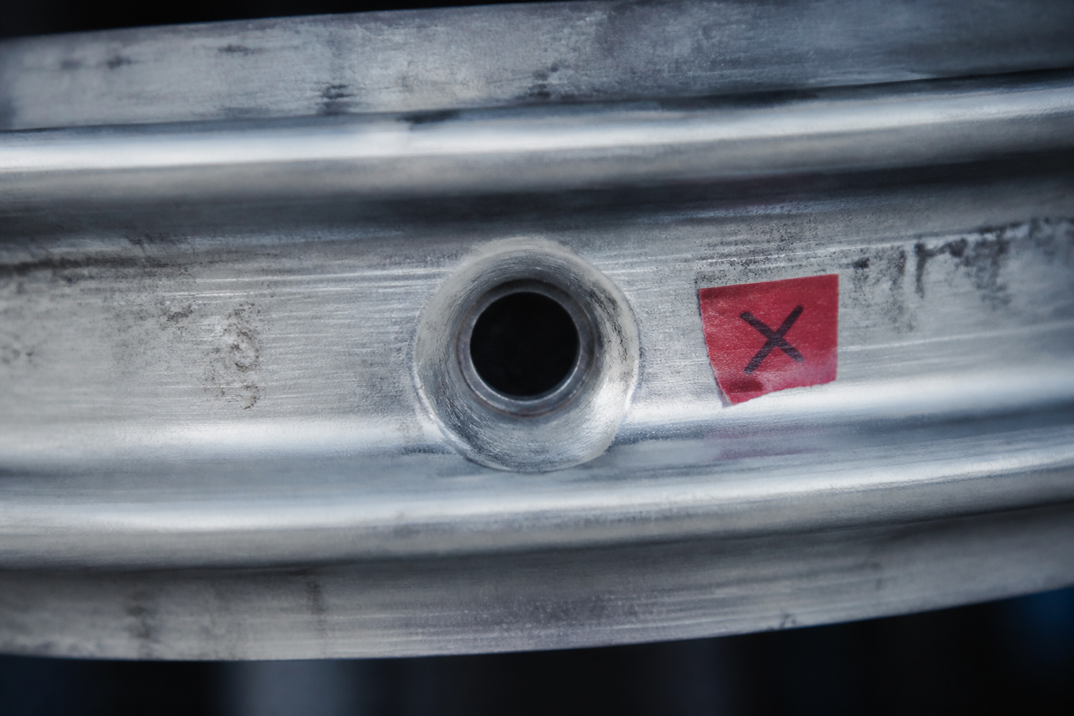 Valve hole correction mark on aluminium rim